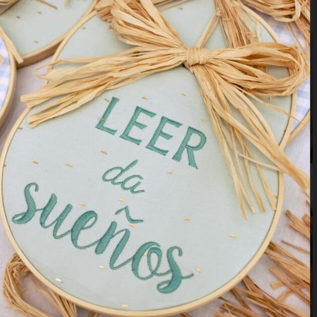 Bastidor bordado "LEER da sueños"